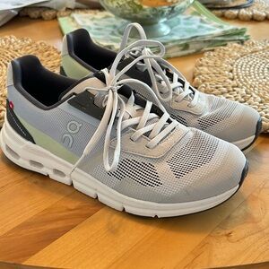 Women’s On Cloudrift Sneakers- never worn- 6.5